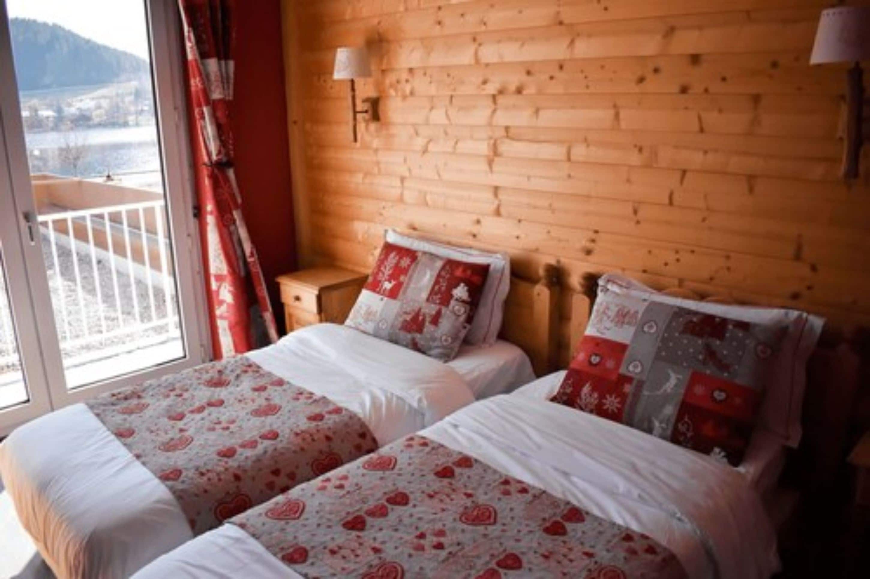 annexe chambre twin, vue sur le lac, avec balcon | 1 bedroom, individually decorated, individually furnished