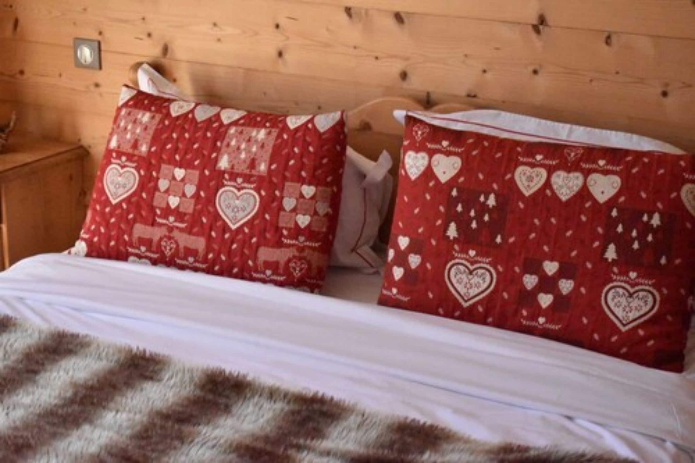 double room | 1 bedroom, individually decorated, individually furnished