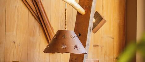 Een rustieke houten werkbank met een metalen gereedschap aan de muur.