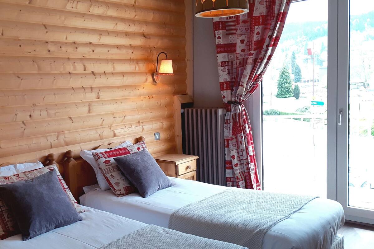 Annexe Chambre Twin, vue sur le lac, avec balcon | Blackout drapes, soundproofing, WiFi (free), individually decorated