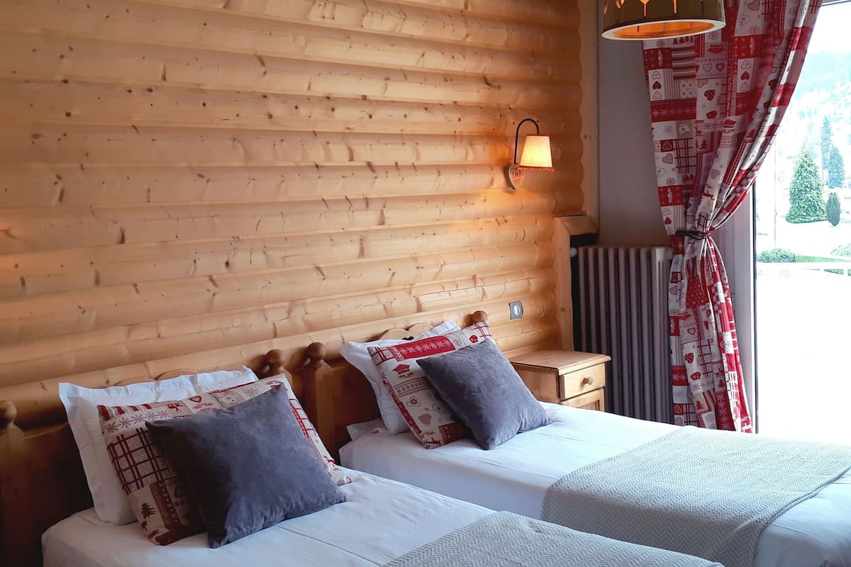 annexe chambre twin, vue sur le lac, avec balcon | 1 bedroom, individually decorated, individually furnished