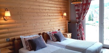 Annexe Chambre Twin, vue sur le lac, avec balcon | Blackout drapes, soundproofing, WiFi (free), individually decorated