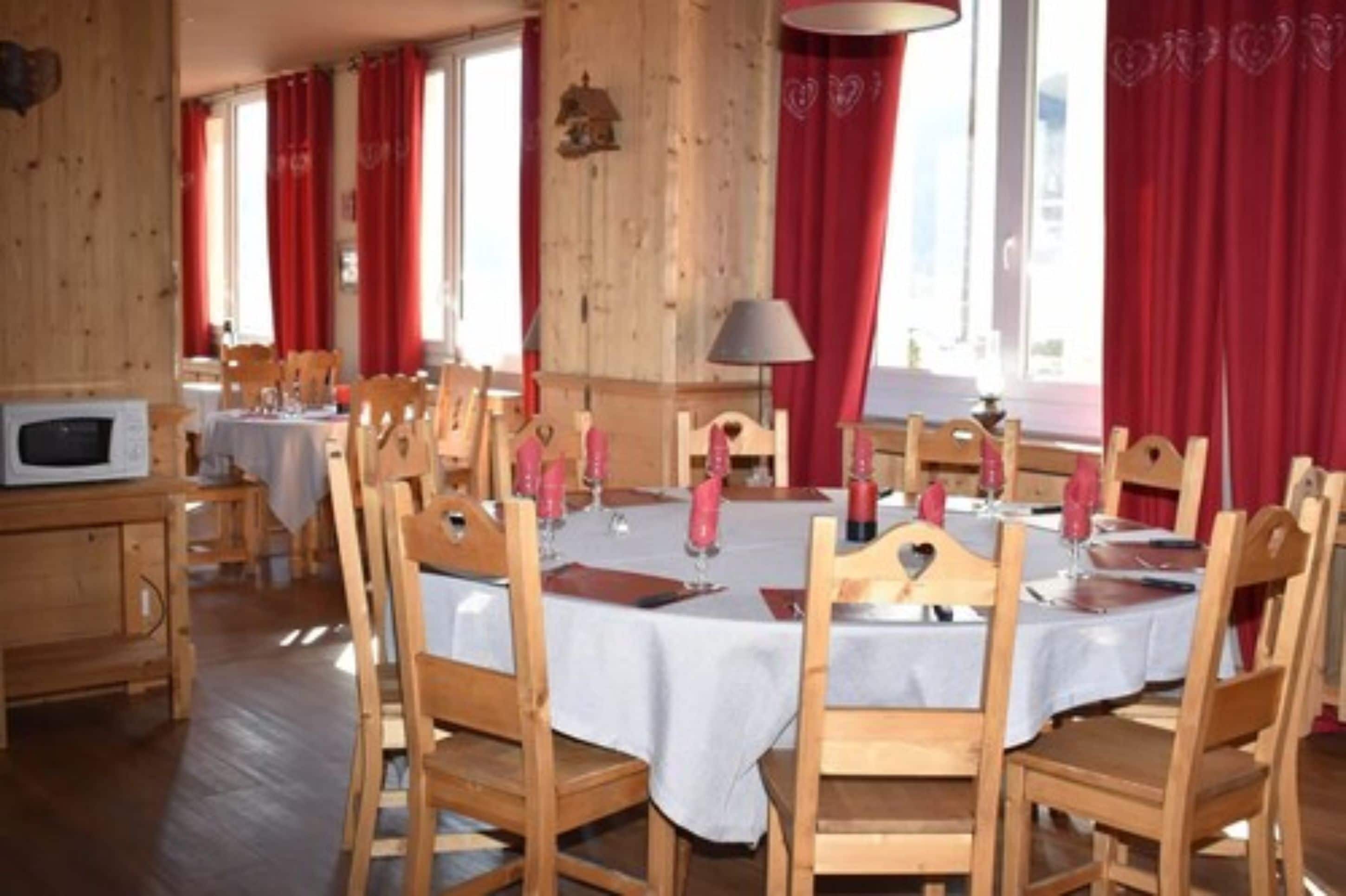 lunch and dinner served, international cuisine