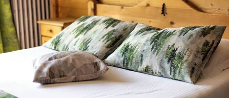 Habitación doble | Decoración personalizada, muebles diferentes y cortinas blackout