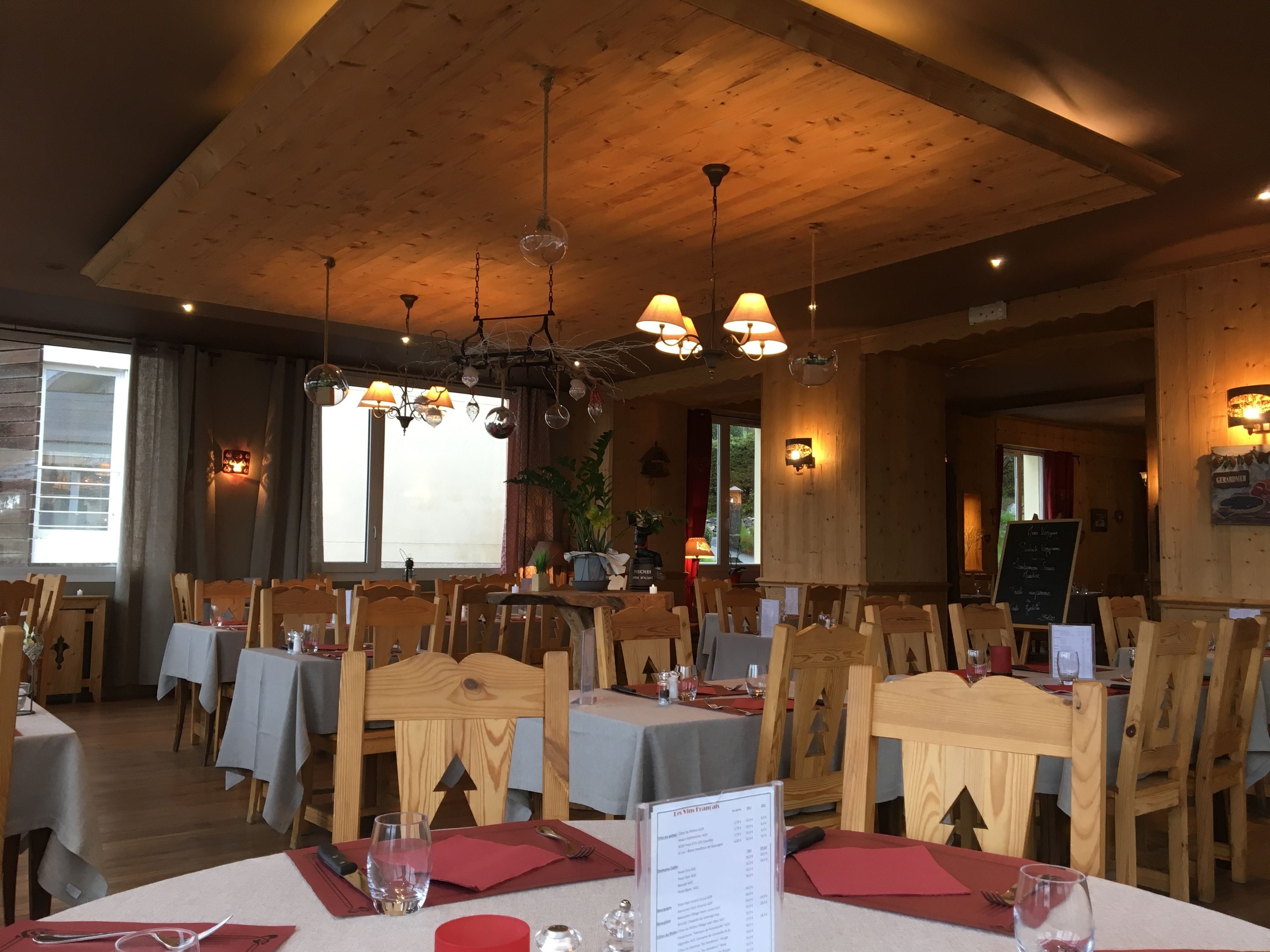 lunch and dinner served, international cuisine