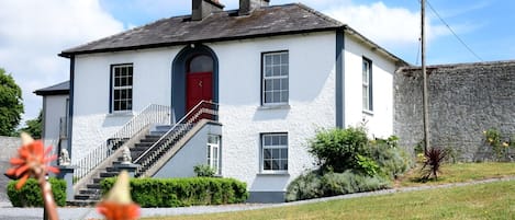 Façana frontal de l'allotjament