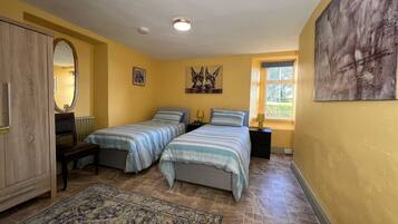 ํ์ฐ์ค, ์นจ์ค 4๊ฐ | 4 ๊ฐ์ ์นจ์ค, ๊ณ ๊ธ ์นจ๊ตฌ, ์ค๋ฆฌ/๊ฑฐ์ํธ ์ด๋ถ, ๊ฐ๊ฐ ๋ค๋ฅธ ์คํ์ผ์ ์ธํ
๋ฆฌ์ด