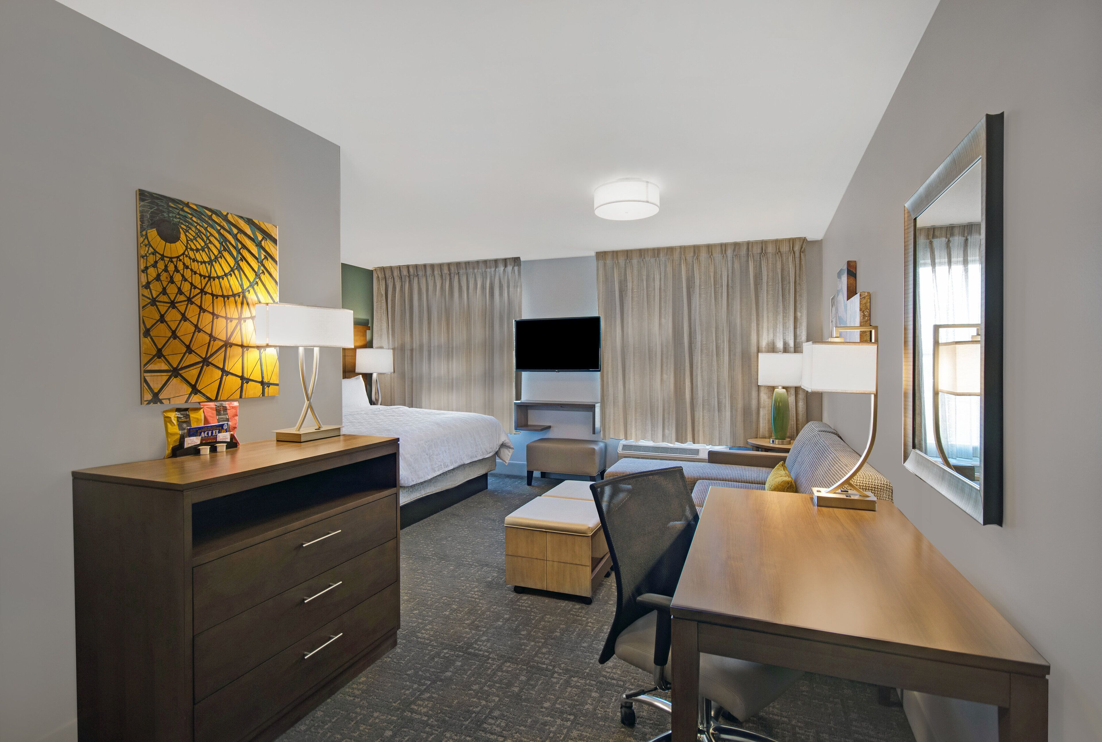 studio suite, 1 king bed, kitchen | room amenity