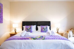 Luxury Villa (Bennachie Lodge) | 5 bedrooms, premium bedding, down comforters, individually decorated - Clovenstone Lodges (Inverurie)