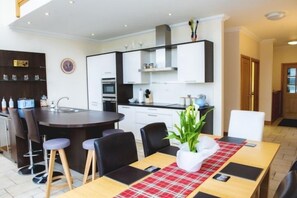 Vila superluxo (Bennachie Lodge) | Cozinha privada | Geladeira, micro-ondas, fogão, cooktop