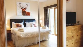 Villa (Garioch Lodge) | 5 bedrooms, premium bedding, down duvets, individually decorated