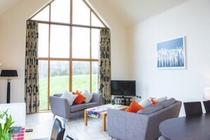 Luxury Villa (Bennachie Lodge) | Living room | Flat-screen TV - Clovenstone Lodges (Inverurie)