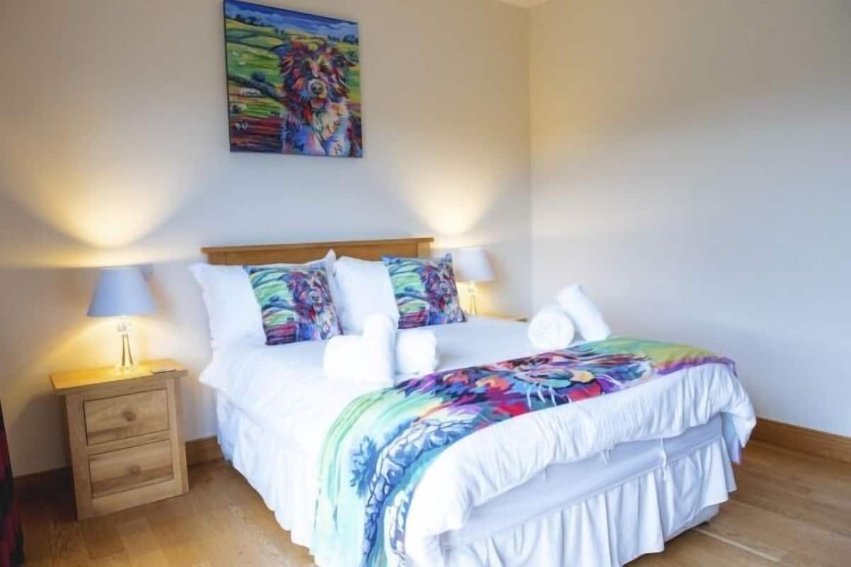 Luxury Villa (Bennachie Lodge) | 5 bedrooms, premium bedding, down comforters, laptop workspace