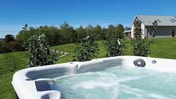 Luxury Villa (Bennachie Lodge) | Outdoor pool