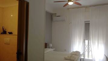 Chuveiro, secador de cabelo, toalhas de banho, sabonete