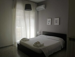 Desk, cribs/infant beds, free WiFi, bed sheets - Gatto Bianco Picone 19 (Bari)