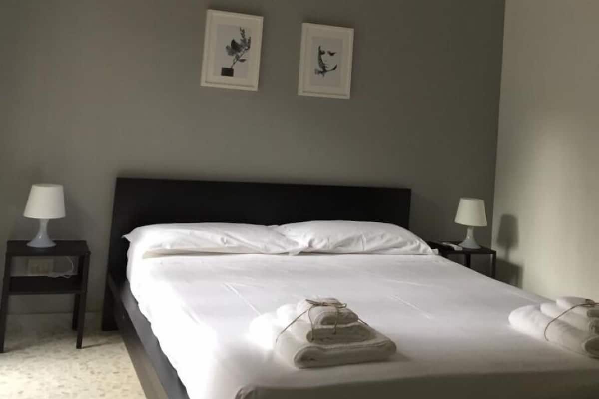 Desk, cribs/infant beds, free WiFi, bed sheets