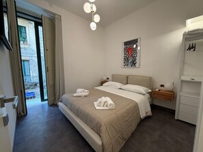 经典双人房, 独立浴室 | 迷你吧、办公桌、遮光窗帘、隔音