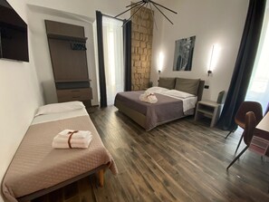 Deluxe Triple Room, Ensuite - Holiday Guesthouse (Salerno)