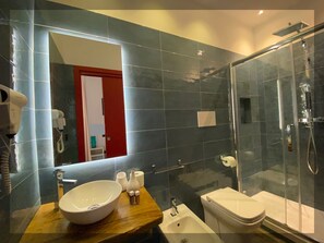 Chambre économique double, balcon | Salle de bain | Douche, douche cascade, articles de toilette (gratuits)