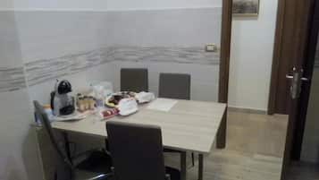 Mikrowelle, Herdplatte, Kochgeschirr/Geschirr/Besteck