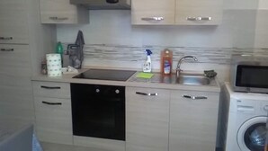 Shared microwave, stovetop, cookware/dishes/utensils - La Casa di Edoardo (Vercelli)