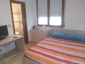 Frigobar, escrivaninha, ferros/tábuas de passar roupa, Wi-Fi de cortesia