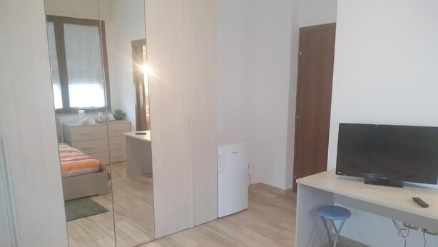 Minibar, desk, iron/ironing board, WiFi (free) - La Casa di Edoardo (Vercelli)