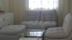 Apartment | Wohnbereich | 41-Zoll-Smart-TV mit Kabelempfang, Fernseher, Netflix