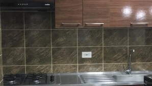Apartment | Eigene Küche | Kühlschrank, Mikrowelle, Herdplatte, Kochgeschirr/Geschirr/Besteck