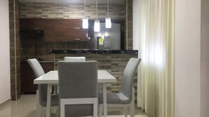 Apartment | Essbereich im Zimmer
