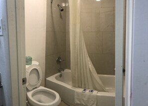 ห้องดีลักซ์ซิงเกิล | ห้องน้ำ | ฝักบัวในอ่างอาบน้ำ, ของใช้ในห้องน้ำฟรี, ผ้าเช็ดตัว