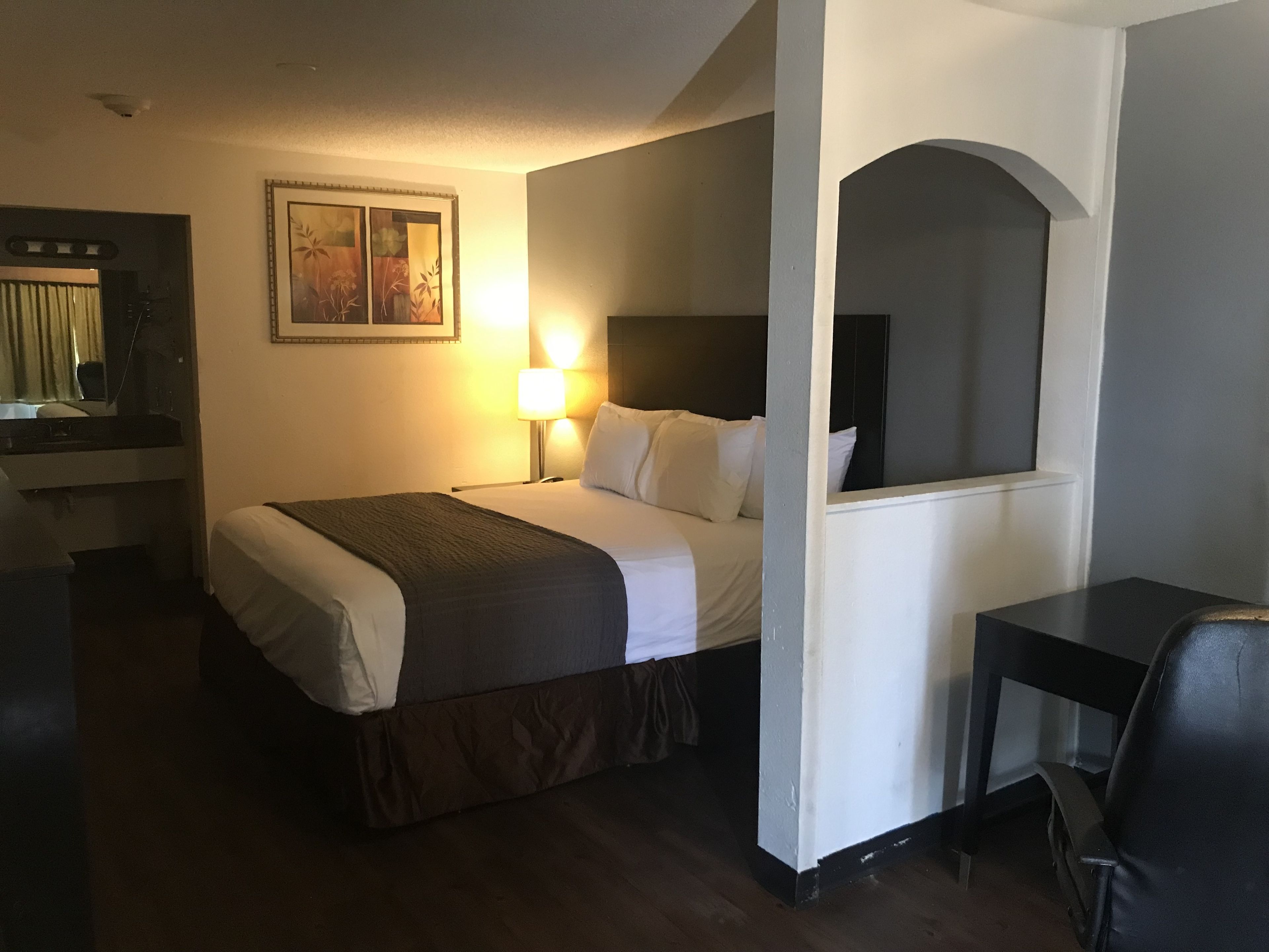 Deluxe Single Room | Blackout drapes, iron/ironing board, free WiFi, wheelchair access