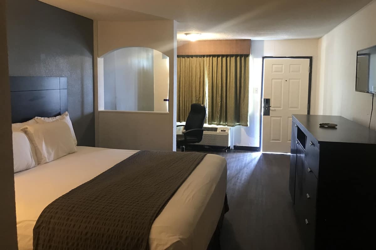 Deluxe Single Room | Blackout drapes, iron/ironing board, WiFi (free)