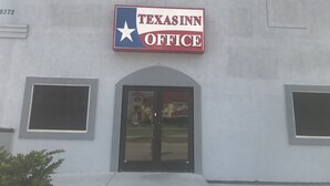 A building with a sign that reads "Texasinn Office". - Texas Inn (Rosenberg)