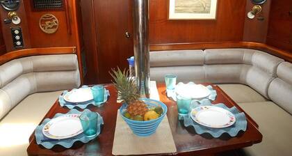 Moody 41 by Veleros Colombia