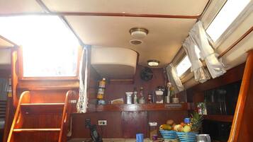 Room | Private kitchen | Fridge, microwave, cookware/dishes/utensils