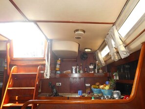 Habitación | Cocina privada | Frigorífico, microondas y utensilios de cocina