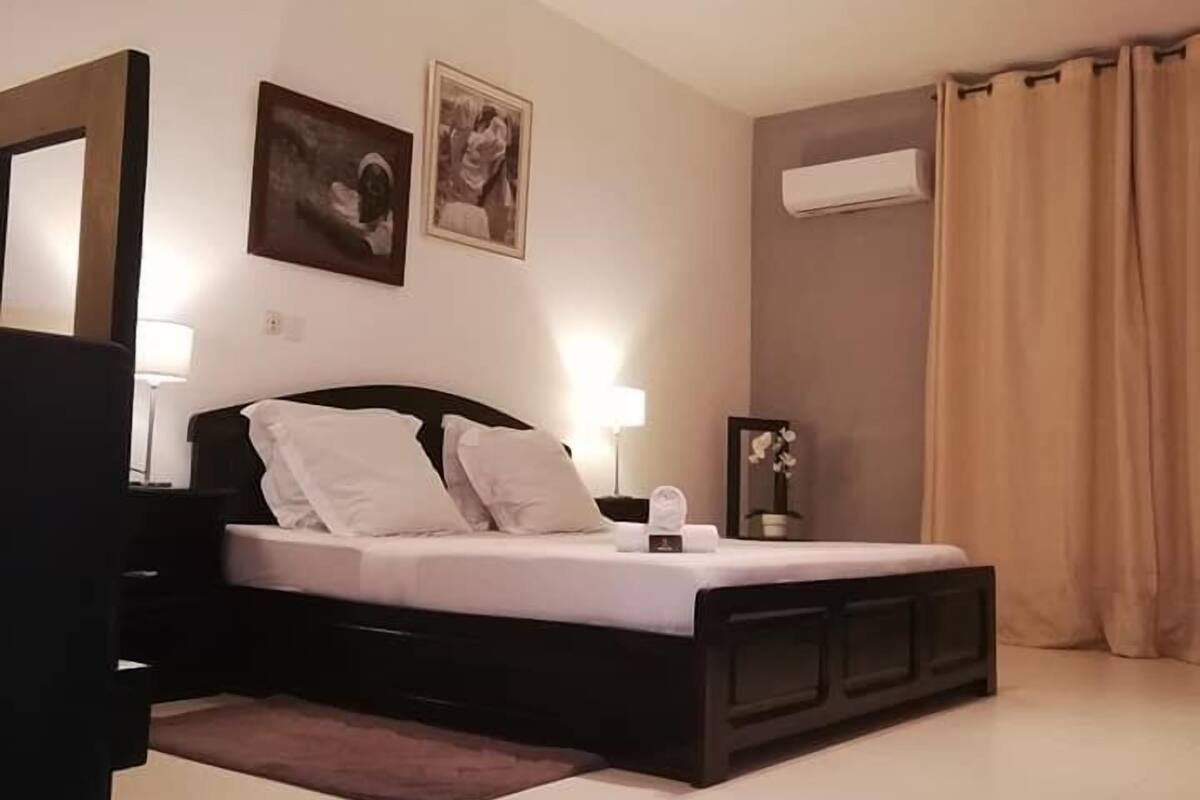 Dreibettzimmer | Schreibtisch, Verdunkelungsvorhänge, Bügeleisen/Bügelbrett