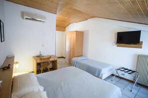 Habitación triple | Escritorio, wifi gratis y ropa de cama 