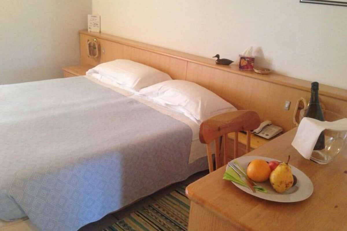 Economy Twin Room | Desk, WiFi (free), bed sheets