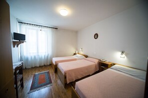 Habitación triple | Escritorio, wifi gratis y ropa de cama 