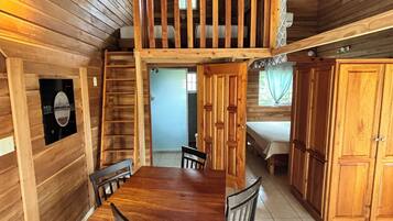 Chalet rustique | Aire de séjour | Téléviseur ACL