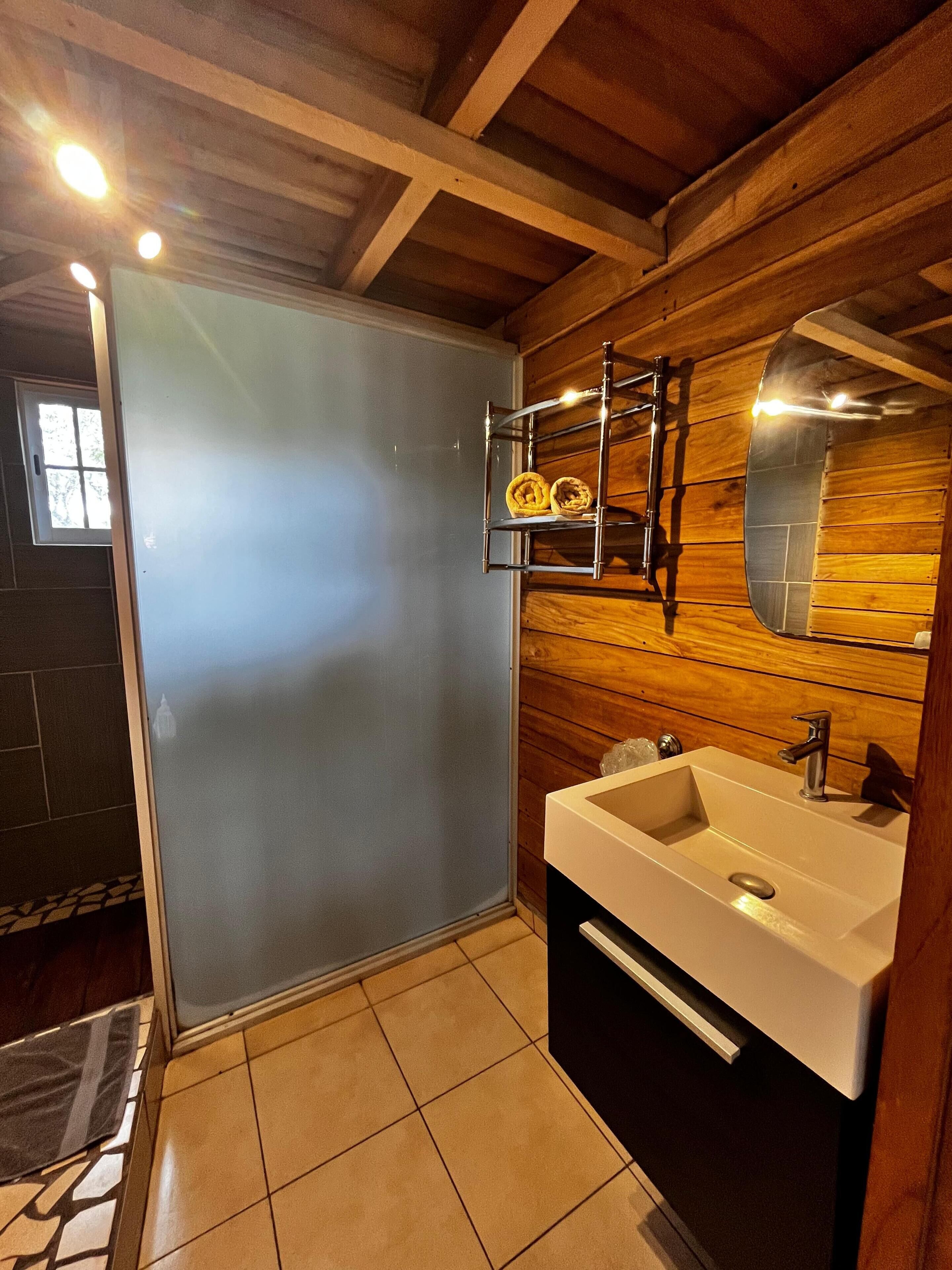 Cabaña | Baño | Regadera y toallas 