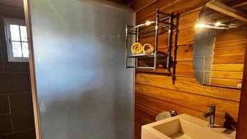 Cabaña | Baño | Regadera y toallas