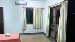A room with a bed, an air conditioner, a window with curtains, and a door. - Macambira Café Pousada (Delmiro Gouveia)