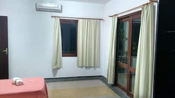 Minibar, bàn, truy cập Internet không dây miễn phí, bộ trải giường