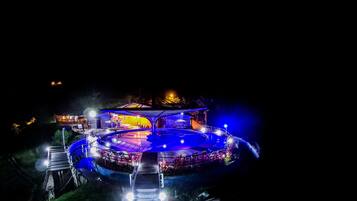 2 albercas al aire libre, acceso de 08:00 a 09:00, y camastros