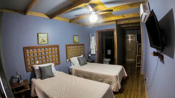 Habitación triple estándar | Escritorio, tabla de planchar con plancha, wifi gratis y ropa de cama