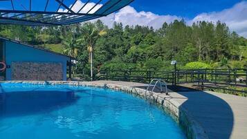 2 albercas al aire libre, acceso de 08:00 a 09:00, y camastros